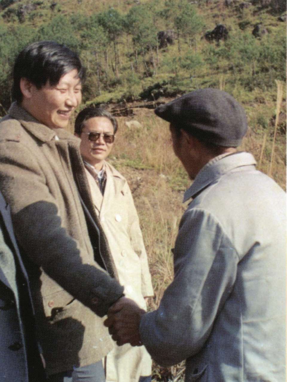 1989年1月，習(xí)近平到周寧縣走訪種林專業(yè)戶。（圖源：《習(xí)近平在寧德》）