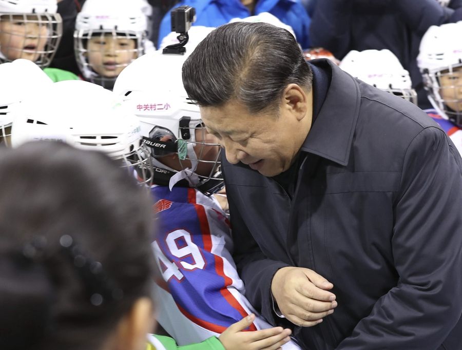 2017年2月24日，習近平總書記在北京五棵松體育中心考察時同青少年冰球愛好者“撞肩”，表示相互問候。