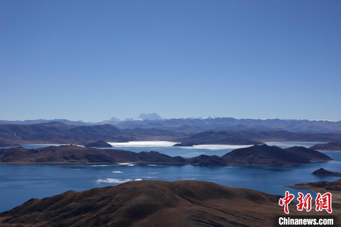 圖為從海拔約5000米的魯日拉觀景臺俯瞰羊湖?！∪轿木?攝