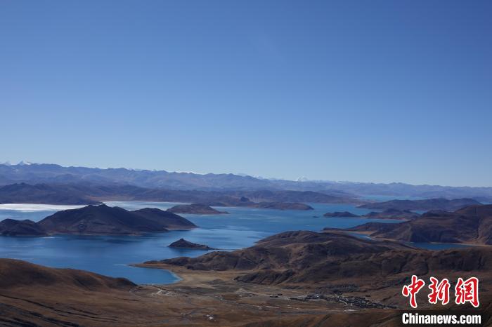 冬日羊卓雍措：湖水湛藍(lán)，如詩如畫