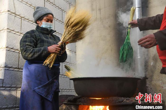 圖為拉薩手藝人制作年貨“羅薩梅朵”?！∝暩聛硭?攝