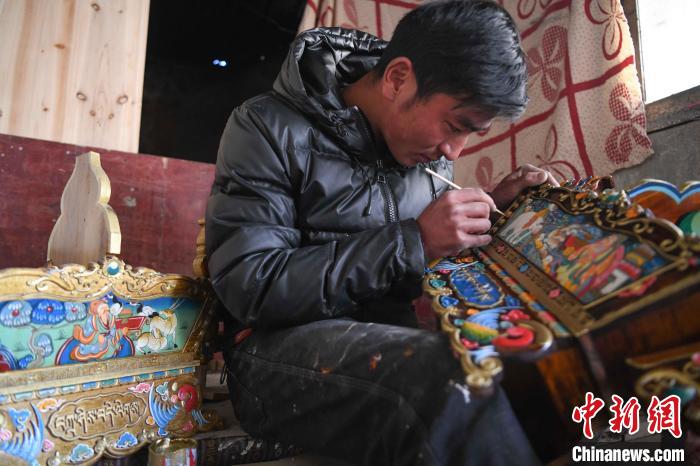圖為拉薩手藝人制作年貨“切瑪盒”?！∝暩聛硭?攝