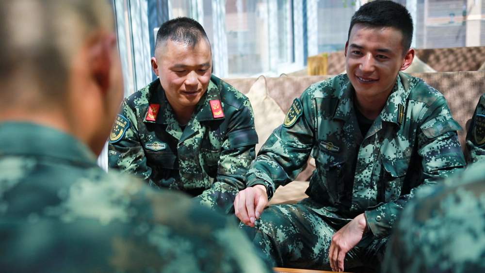 官兵正在陽光棚內(nèi)優(yōu)雅的環(huán)境中下象棋。