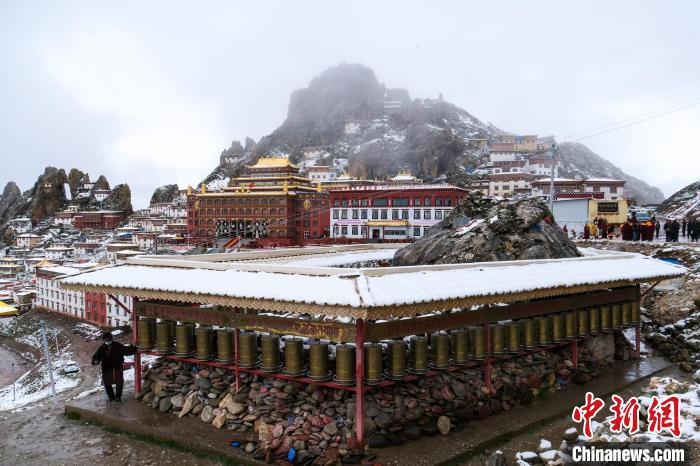 孜珠寺風(fēng)光。　江飛波 攝