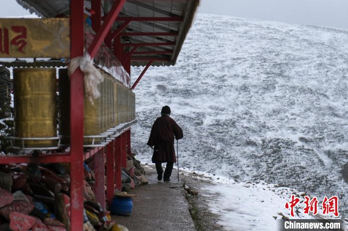孜珠寺與雪山風(fēng)光。　江飛波 攝