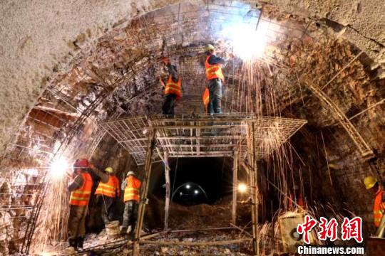 圖為施工人員正在進(jìn)行隧道支護(hù)焊接作業(yè)?！￡悤?攝