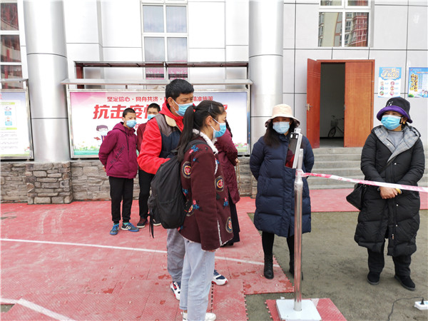 圖片默認標題_fororder_1、學生排隊進入校園-攝影-左斌