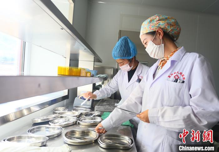 7月下旬，夏河縣人民醫(yī)院醫(yī)生進(jìn)行手術(shù)用具的消毒清潔?！「哒?攝