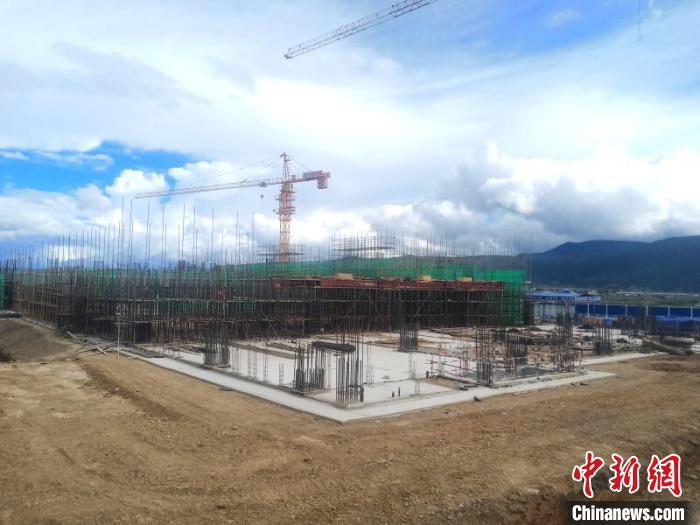 圖為香格里拉站實(shí)現(xiàn)封頂。中國鐵路昆明局集團(tuán)供圖