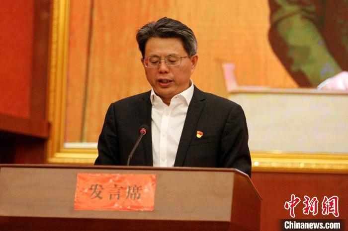 圖為果洛州委常委、副州長(zhǎng)、上海市援青聯(lián)絡(luò)組組長(zhǎng)馮志勇總結(jié)對(duì)口支援十年工作?！」逯菸麄鞑抗﹫D 攝