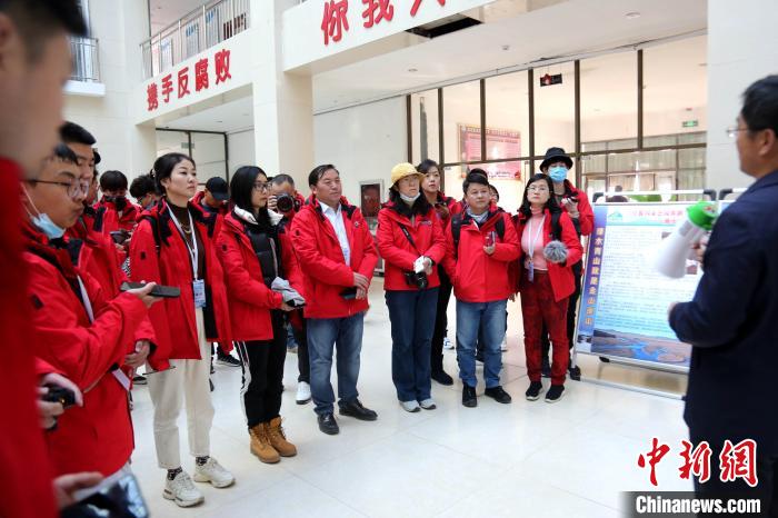 圖為中外媒體采訪三江源國(guó)家公園瀾滄江源園區(qū)生態(tài)保護(hù)成效?！?zhí)砀?攝