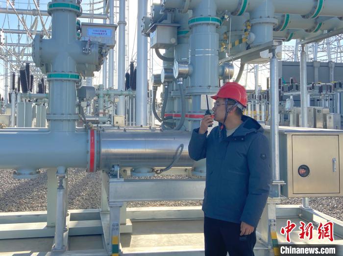 圖為國(guó)網(wǎng)青海檢修公司專業(yè)人員在沙柳變電站驗(yàn)收設(shè)備?！√岂?攝