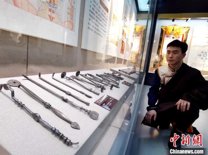 圖為陳展的藏醫(yī)手術(shù)器械?！?zhí)砀?攝