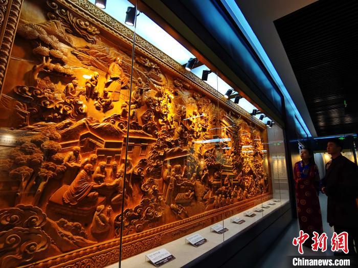 圖為青海大學(xué)民族醫(yī)學(xué)博物館陳展的歷代知名藏醫(yī)浮雕?！?zhí)砀?攝