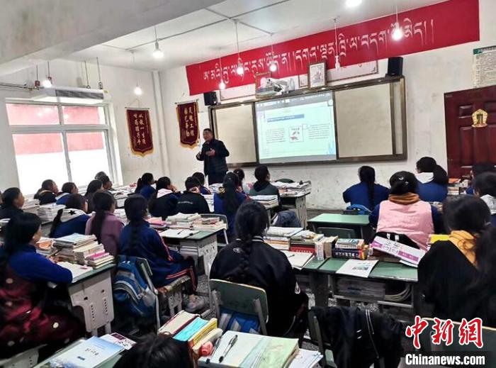 學(xué)生在免費輔導(dǎo)班上課?！∧岈敵?攝