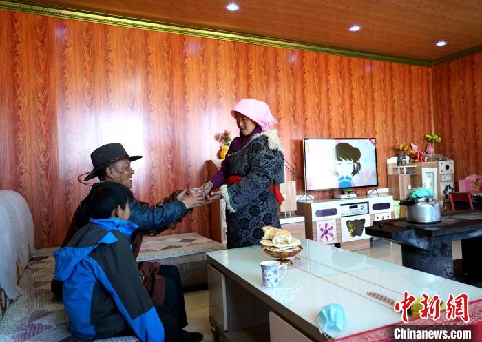 圖為易地搬遷后的哇保家?！〔彭検步?攝