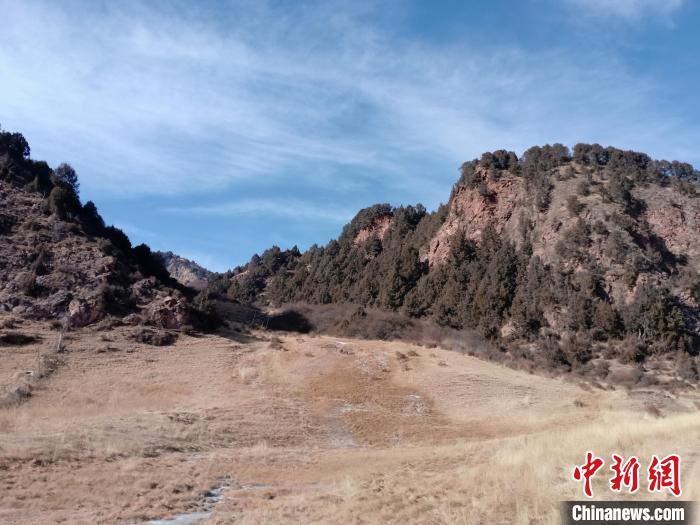 圖為坎布拉外圍地區(qū)的古火山口。孫揚(yáng)益 供圖 孫揚(yáng)益 供圖 攝