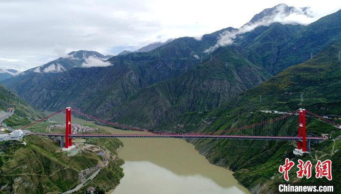 圖為雅康高速瀘定大渡河大橋?！⒅铱?攝