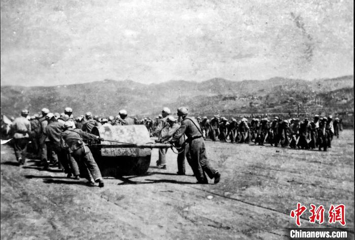 十八軍戰(zhàn)士修建機(jī)場(chǎng)跑道。(歷史圖片由十八軍后代張小康提供，劉炳科翻拍)