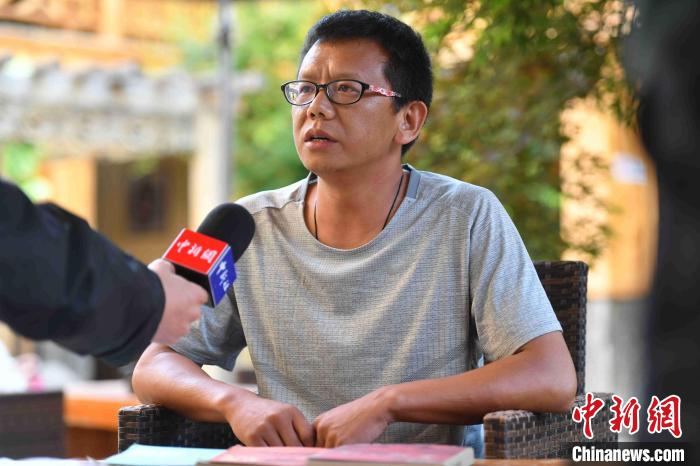 圖為和澗秋接受記者采訪?！⑷疥?攝