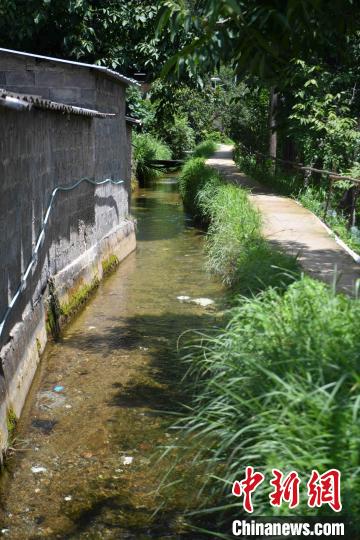 圖為至今仍在流淌的楚援溝?！⑷疥?攝