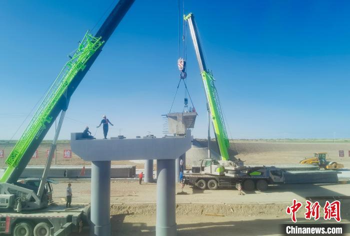青海格茫公路擴建工程首片T梁架設(shè)成功
