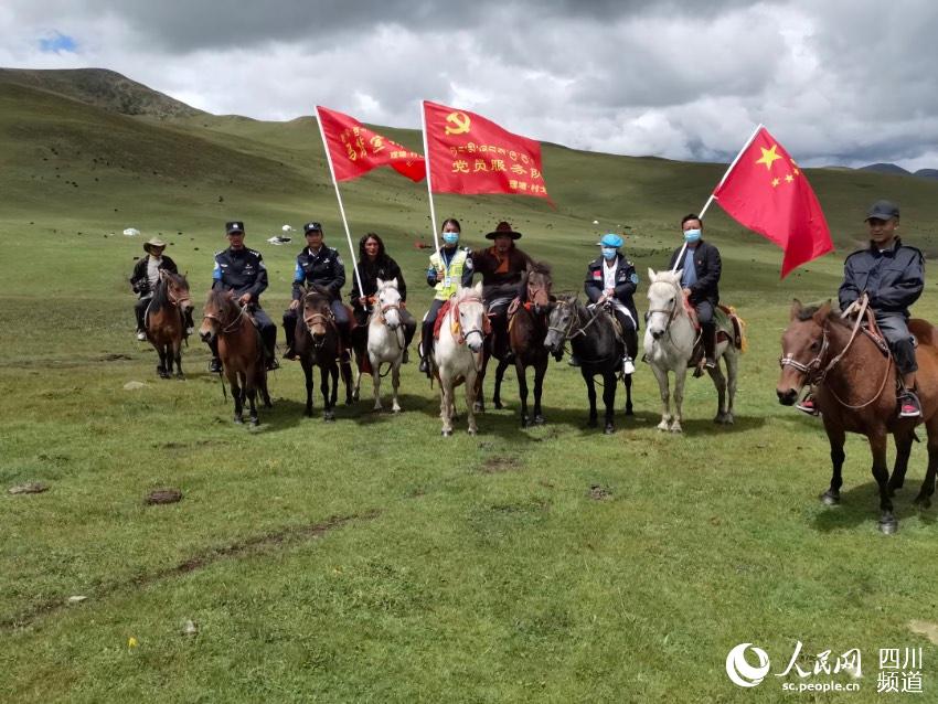 馬背宣講隊(duì)。巴登攝