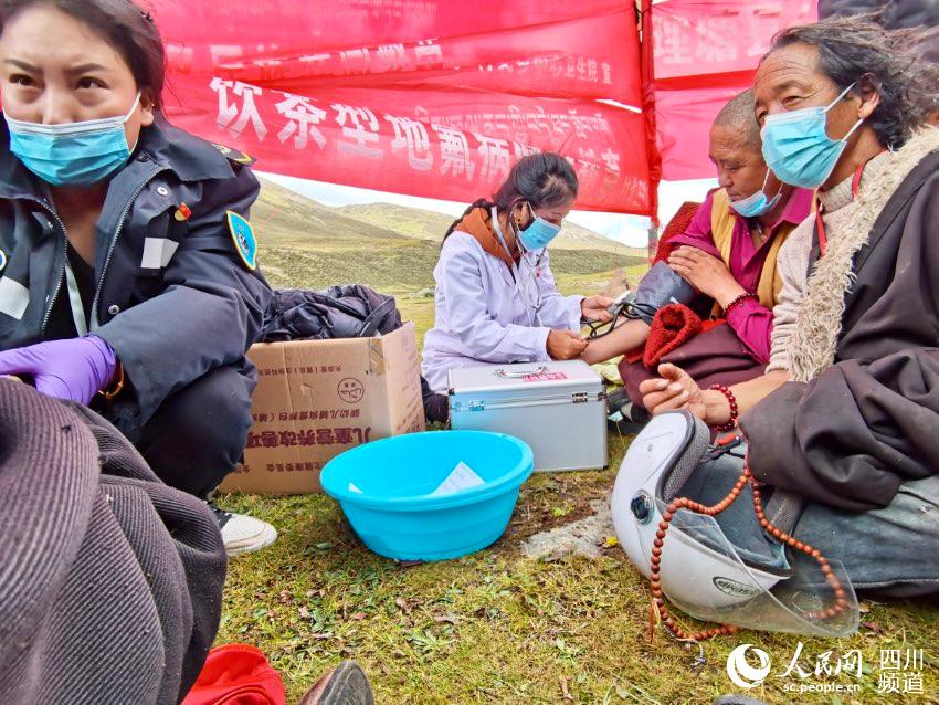 給牧民檢查身體。巴登攝