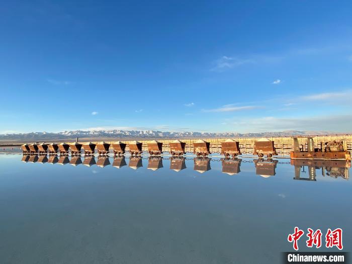 圖為小火車倒影在湖中，湖面如圖明鏡一般?！●R翔 攝