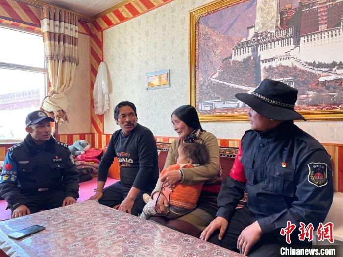 圖為派出所民警和義警入戶了解情況?！∑罾C娟 攝