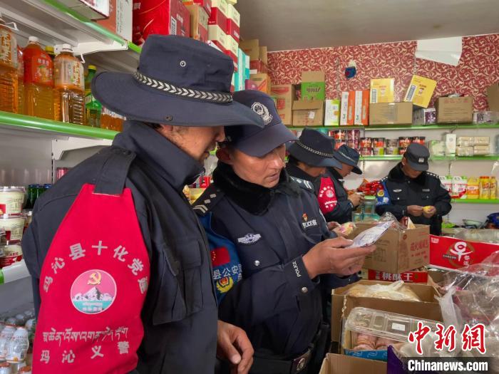 圖為派出所民警和義警對沿街店鋪檢查?！∑罾C娟 攝