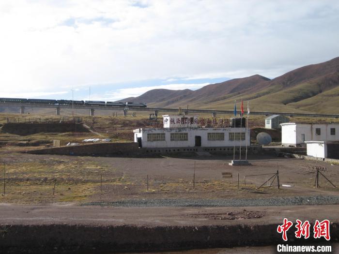 圖為青藏鐵路通車后列車經(jīng)過中鐵西北院風火山觀測站。(資料圖) 中鐵西北科學研究院供圖