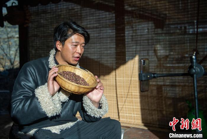 洛桑在鏡頭前介紹家鄉(xiāng)特產(chǎn)?！⒅铱?攝