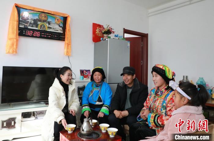 新家是兩層小樓房，一樓布置得充滿現(xiàn)代感，喝著藏式奶茶，一家人聊著今年春節(jié)怎么過?！《∷?攝