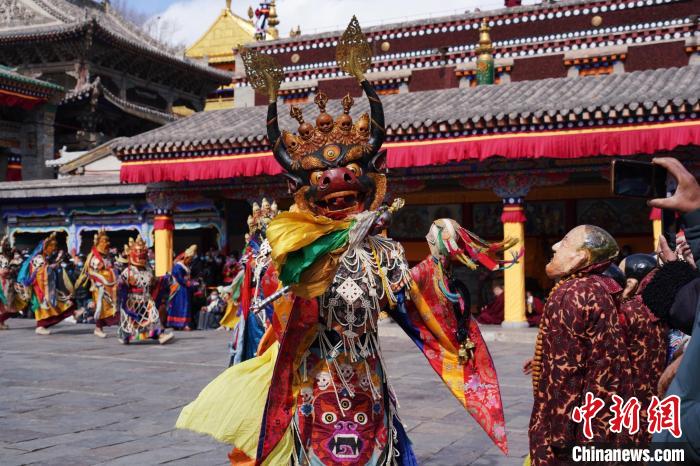 圖為塔爾寺僧侶進行“跳欠”儀式?！●R銘言 攝