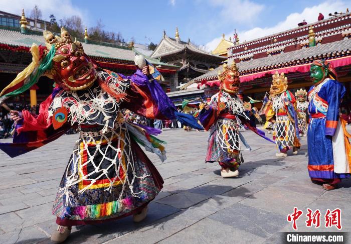 圖為塔爾寺僧侶進行“跳欠”儀式?！●R銘言 攝