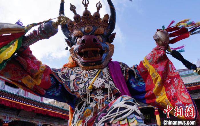 圖為塔爾寺僧侶進行“跳欠”儀式。　馬銘言 攝