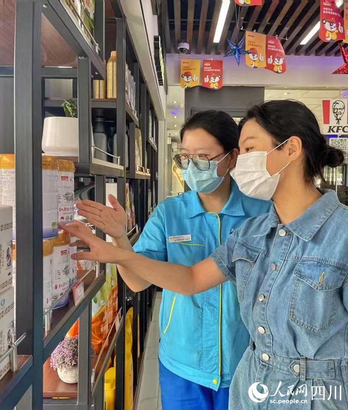 顧客可以在川內(nèi)中國(guó)石油加油站便利店內(nèi)選購(gòu)到品質(zhì)純正的紅原奶粉。張霞攝