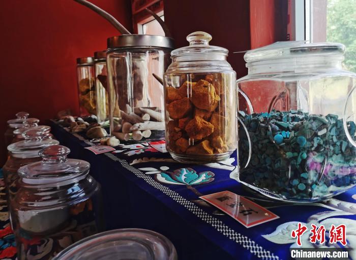 圖為唐卡繪畫(huà)礦物顏料展示?！?zhí)砀?攝