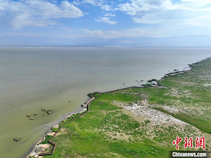 圖為航拍都蘭湖國(guó)家濕地公園。　祁增蓓 攝