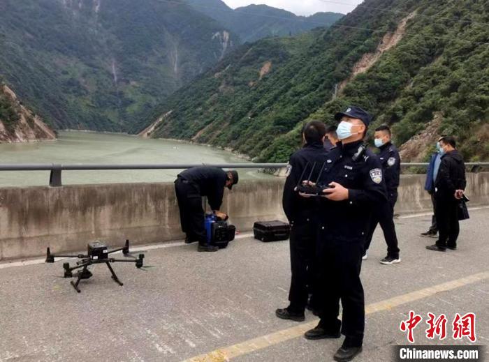 民警組成的搜尋隊(duì)利用無人機(jī)在震區(qū)開展空中巡查。　甘孜州公安局供圖