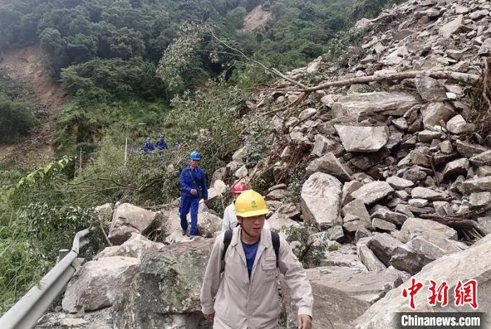電力搶險人員徒步通過垮塌路段?！∷拇娏﹫D