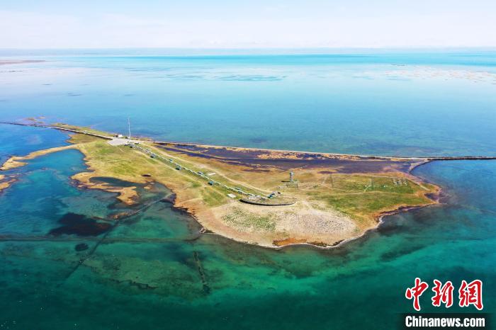 圖為無人機(jī)航拍青海湖?！≮w海梅 攝