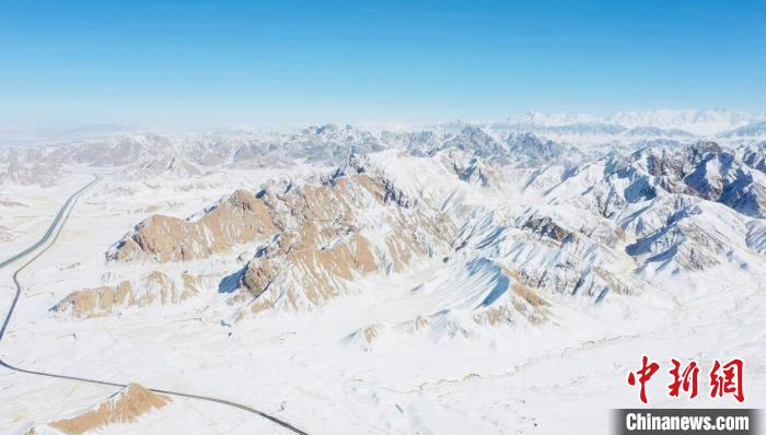 圖為無人機航拍高原雪景?！《继m縣融媒體中心供圖