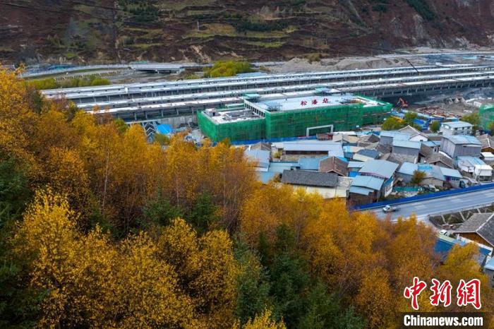 正在建設(shè)的成蘭鐵路松潘站。　劉忠俊 攝