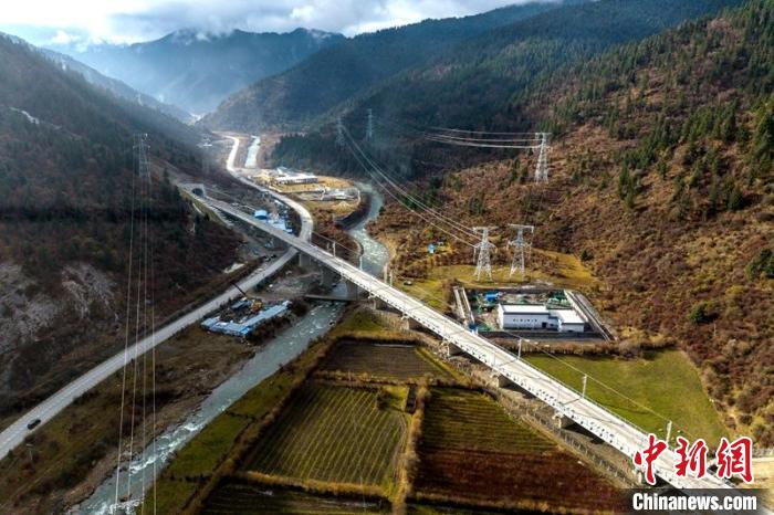 穿越山谷的成蘭鐵路川主寺至黃勝關(guān)段?！⒅铱?攝