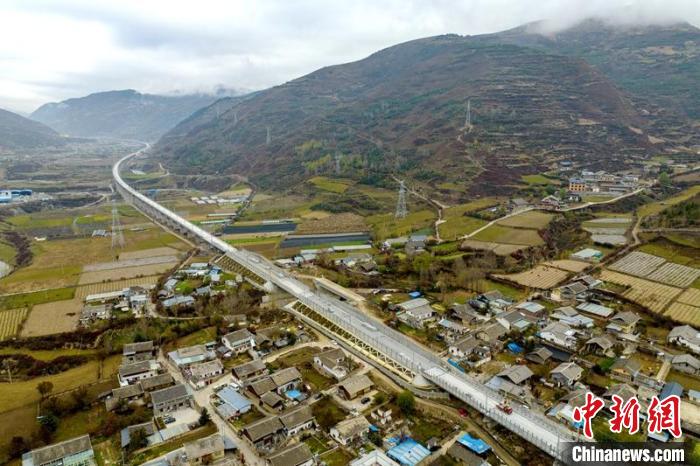 成蘭鐵路松潘右所屯岷江雙線特大橋?！⒅铱?攝