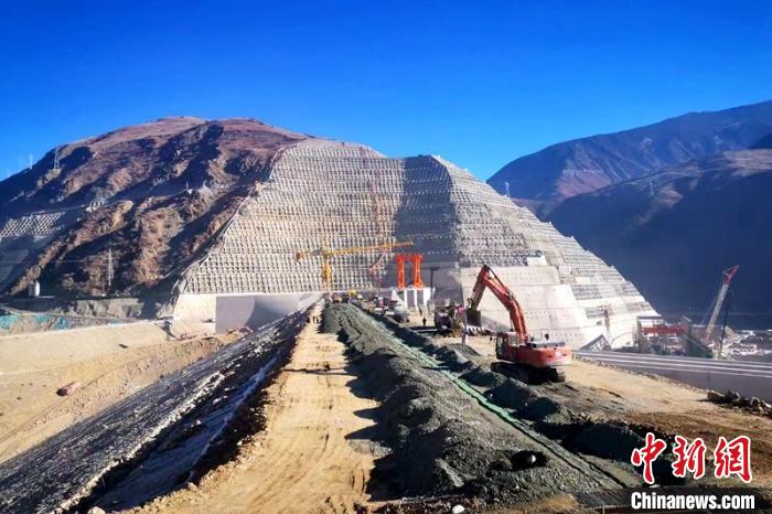 巴塘水電站大壩封頂現(xiàn)場?！≈袊材艿谌こ叹止﹫D
