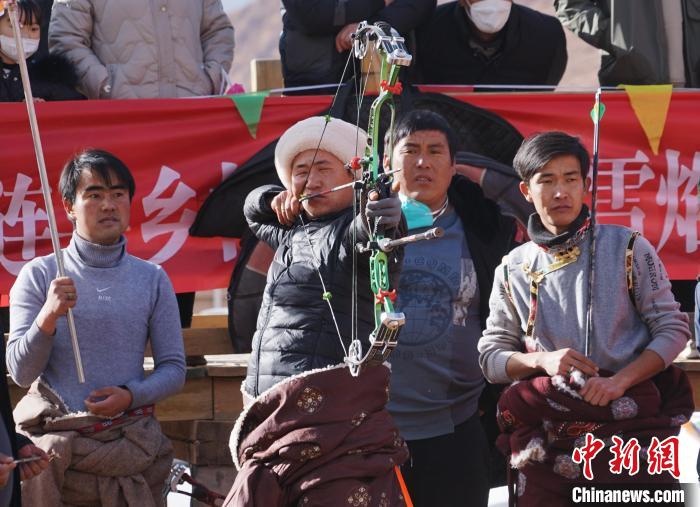 圖為藏族民眾比拼射箭技藝?！●R銘言 攝