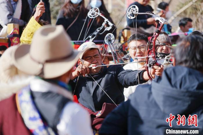 圖為藏族民眾比拼射箭技藝?！●R銘言 攝